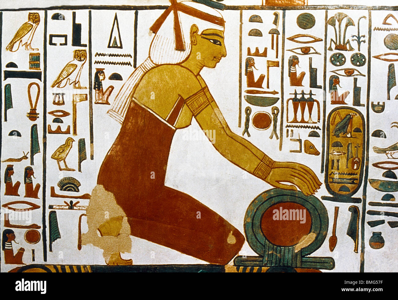 Luxor Ägypten Grab der Nefertari Isis kniend mit Sundisk Stockfoto