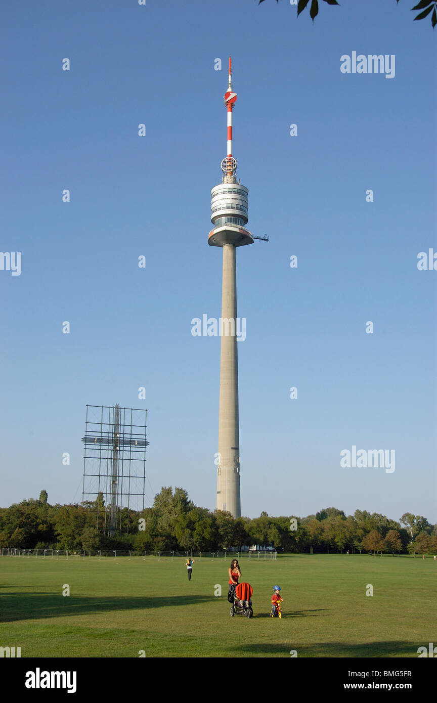 Donauturm und das päpstliche Kreuz im Wiener Donau Park Stockfoto