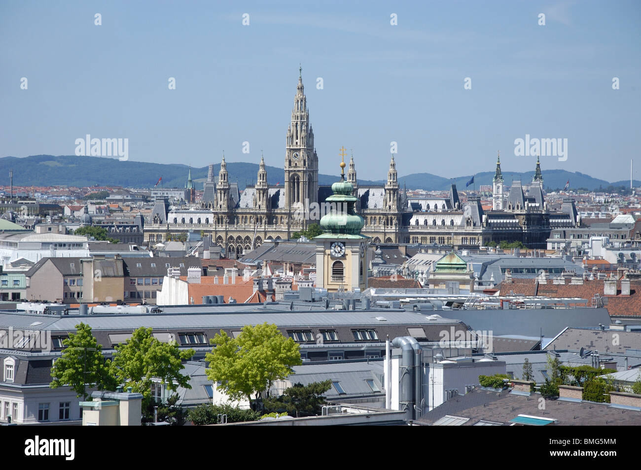 Vienna Dachlandschaft Richtung Rathaus Stockfoto