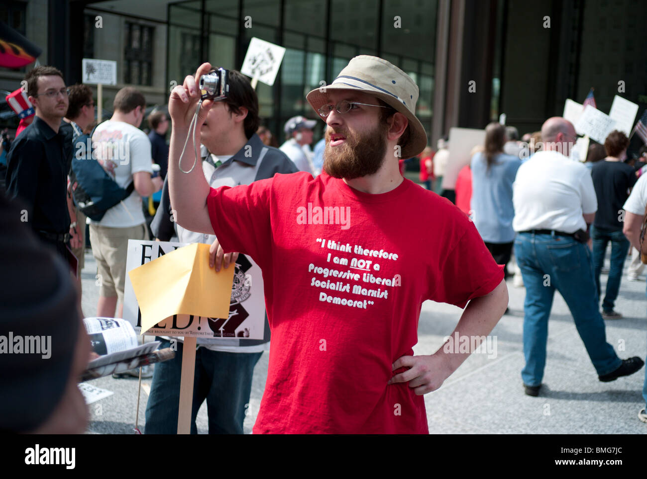 Mitglieder der Illinois Tea Party Bewegung Rallye Chicagos Daley Plaza auf Donnerstag, 15. April 2010. Stockfoto