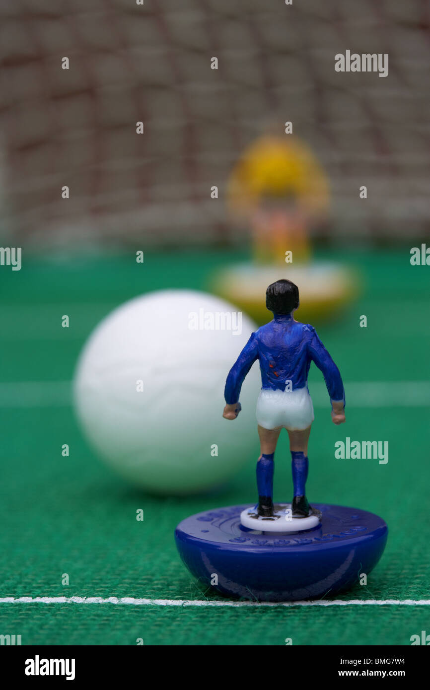 Penalty Kick Fußball Fußball-Szene Reinacted mit Subbuteo-Table-Top-Football-Spieler-Spiel Stockfoto
