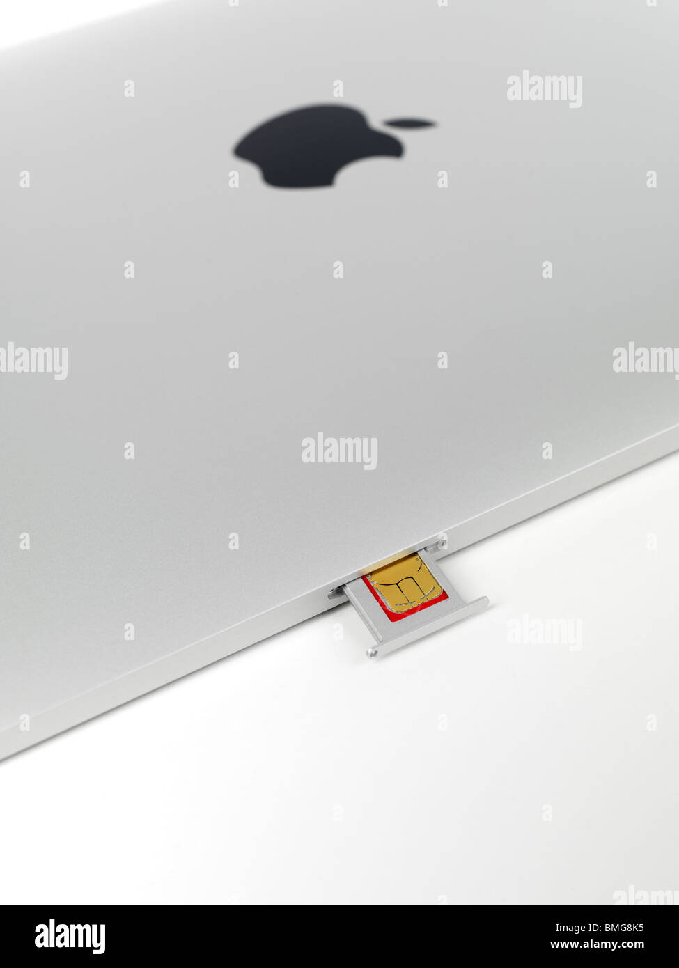 Apple iPad 3G Tablet micro SIM-Karte in einen Schlitz isoliert auf weißem Hintergrund Stockfoto