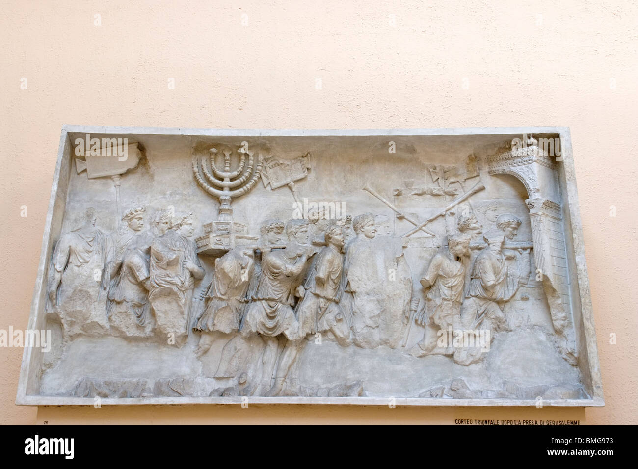 Gipsabdruck von Flachrelief auf der Titus-Bogen zeigt die Menora Stockfoto
