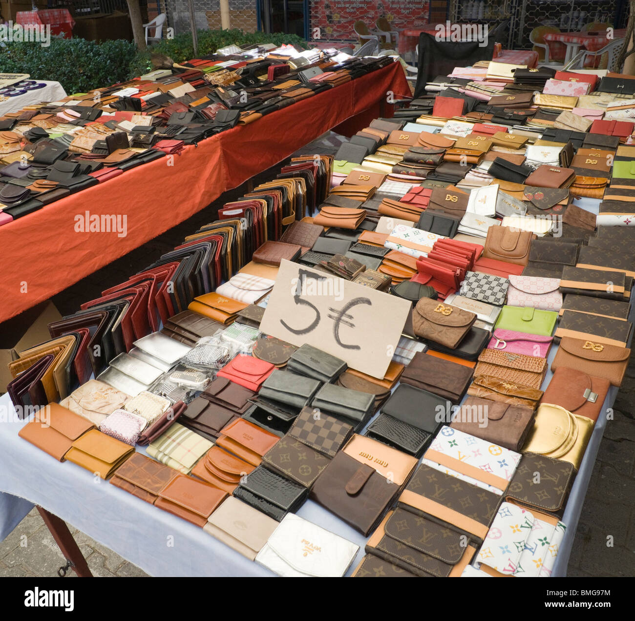 Türkei Antalya - Manavgat Markt - Fälschung oder Kopie Brieftaschen und Geldbörsen mit Designer-Label-branding Stockfoto