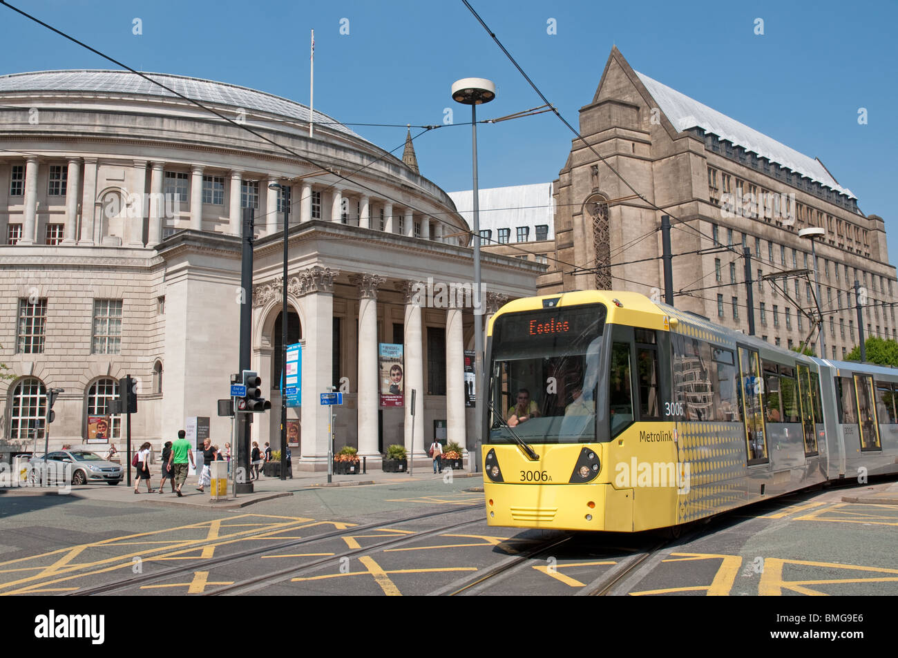 Straßenbahn in St.-Peter Platzes, Manchester, Central Library und die Erweiterung Rathaus im Hintergrund. Stockfoto