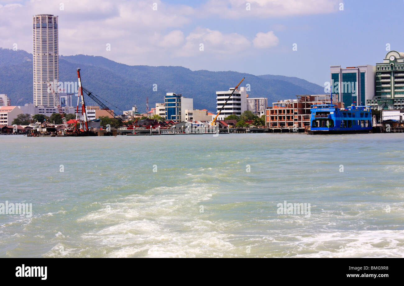 Fährhafen und Komtar Tower in Georgetown, Penang, Malaysia Stockfoto