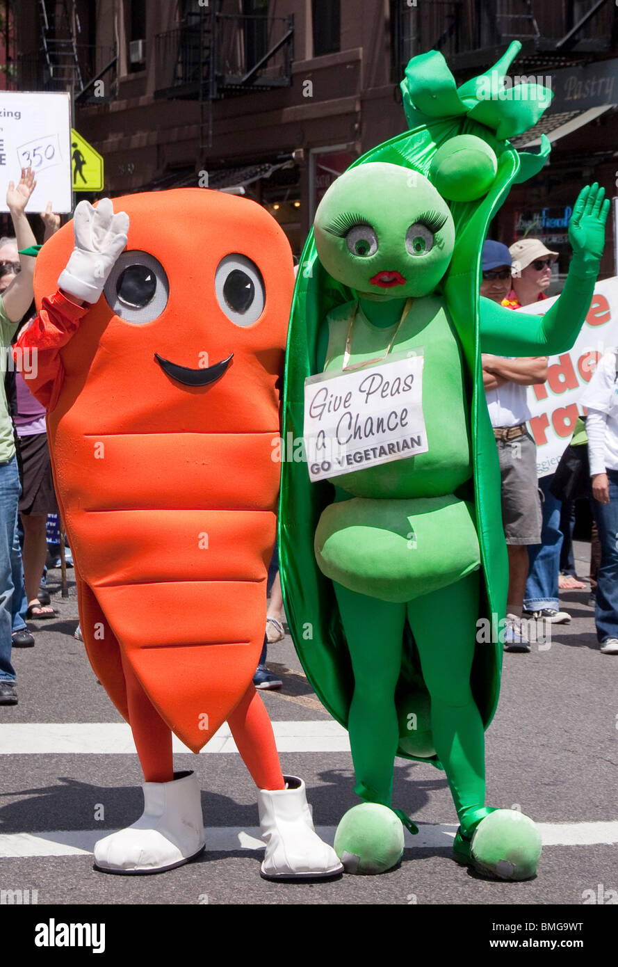 Veggie Pride Parade Maskottchen von PETA Chris S. Karotte und Viva Veggie Penelo Pea Pod. Stockfoto