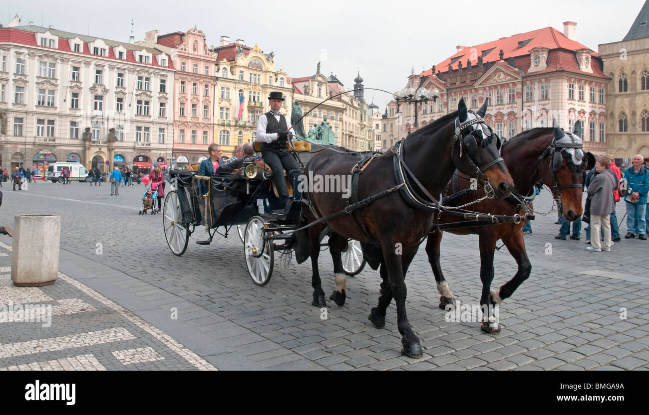 Pferde Zeichnung Schlitten mit Touristen auf dem Altstädter Ring, Prag, Tschechien, Ost Europa Stockfoto