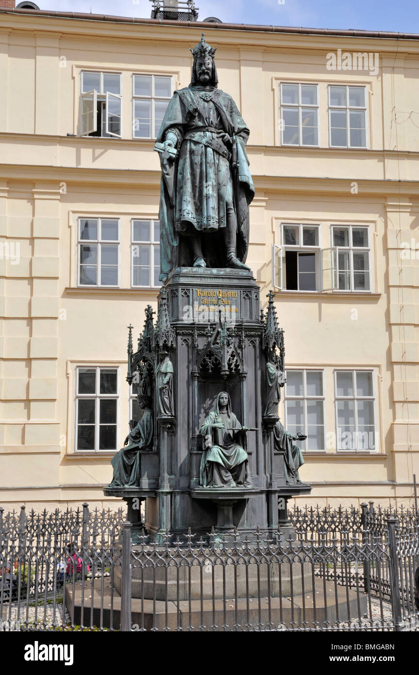 Statue von Karl IV. die Charta für Charles Universität auf Knights Square, Prag, Tschechische Republik Stockfoto