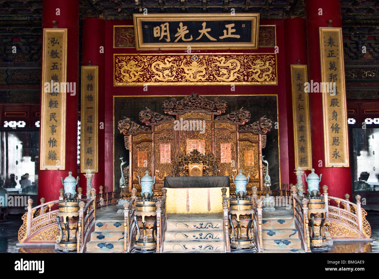 Kaiserlichen Thron im Palast der Himmlischen Reinheit, Verbotene Stadt, Peking, China Stockfoto