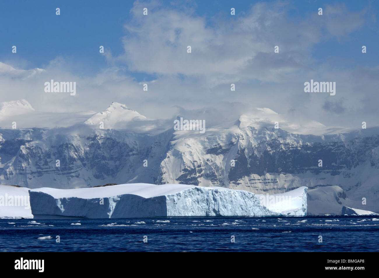 Eisberge und Berge von Cuverville Island in der Nähe der antarktischen Halbinsel, Antarktis Stockfoto