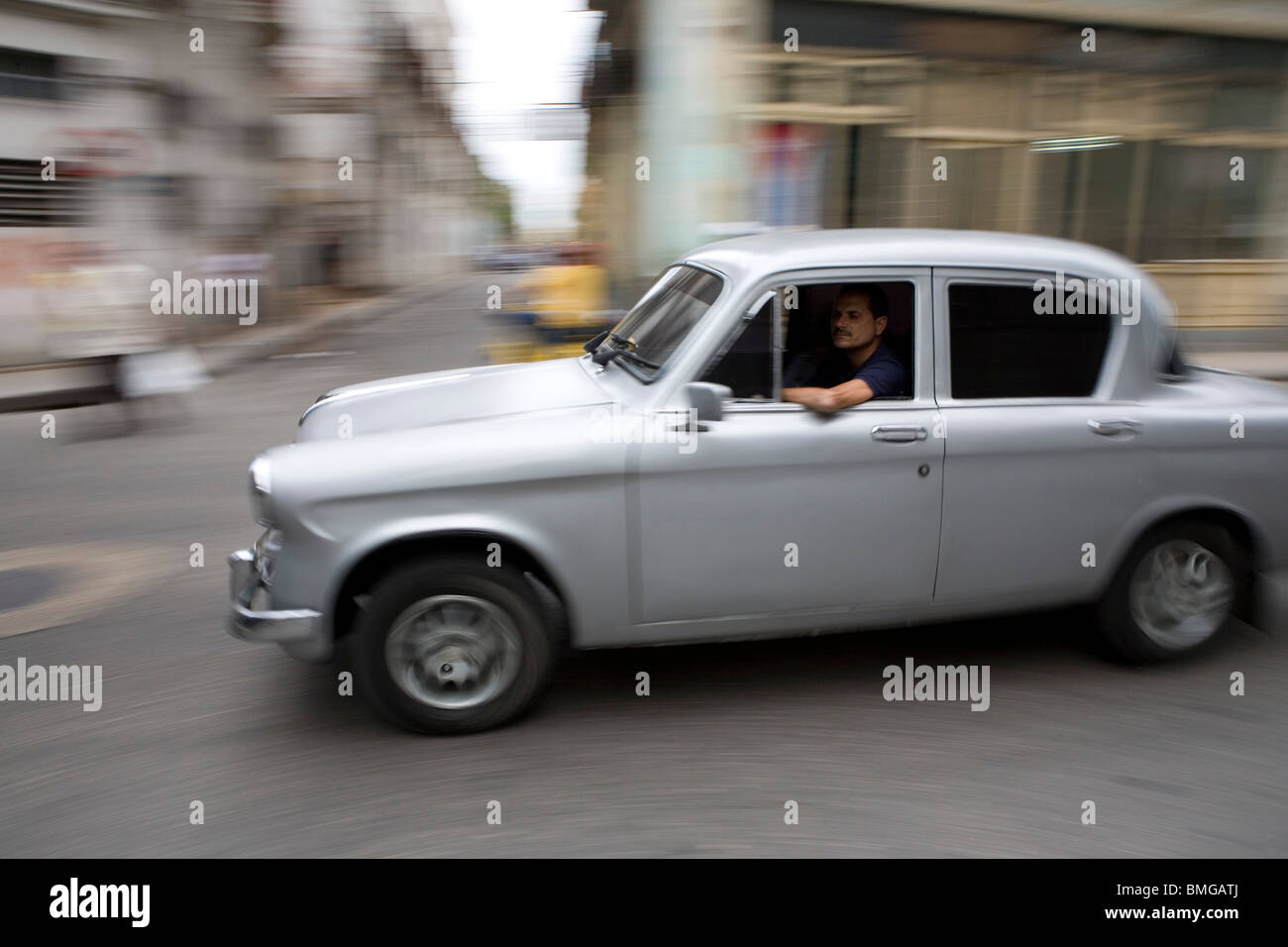Amerikanische Oldtimer auf den Straßen von Havanna in Kuba. Stockfoto