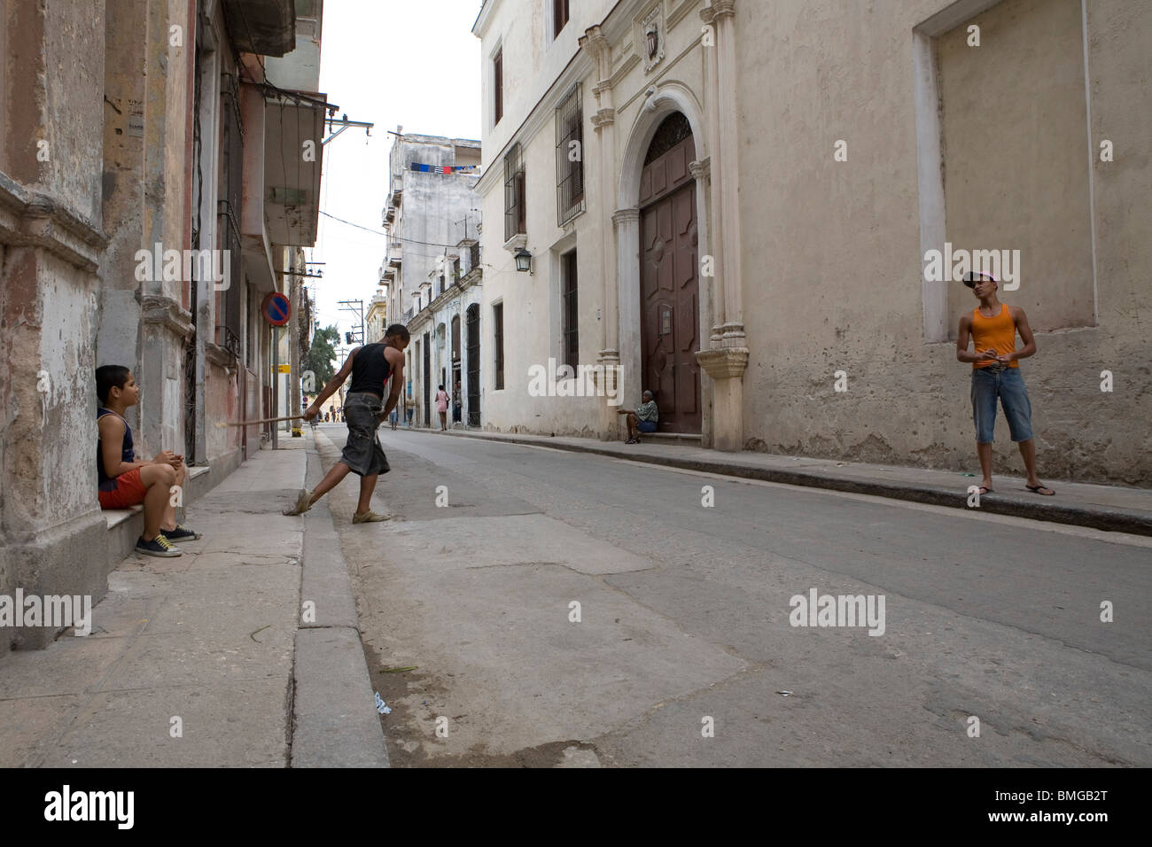 Jungen spielen Baseball in der Straße in Havanna, Kuba. Stockfoto