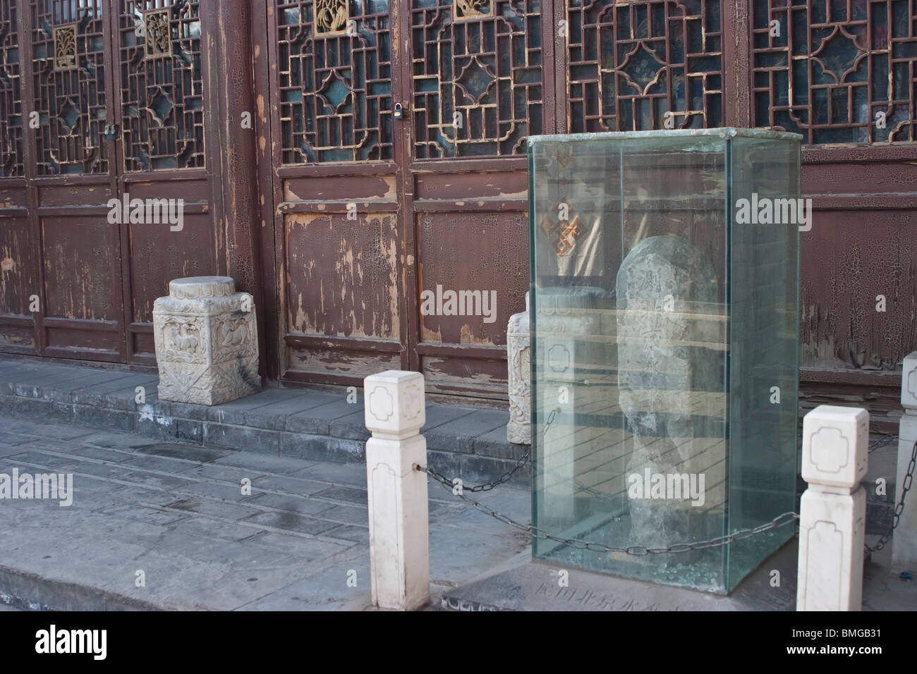 Bench Mark Stone, Nanluoguxiang Street, Beijing, China Stockfoto