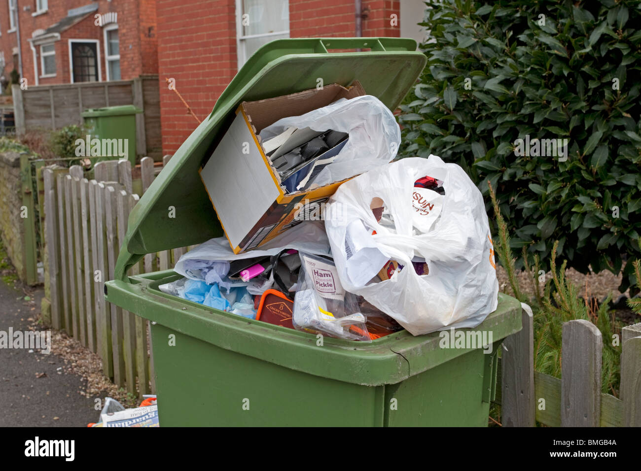 Grüne Haushalt Hausmüll über voll mit Müll, von denen einige hätte, recycelt Cheltenham UK Stockfoto