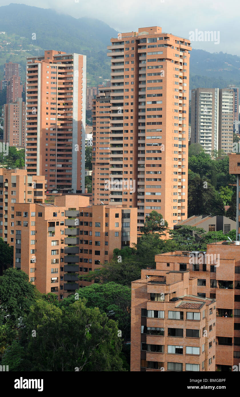 Wolkenkratzer ragen die Medellin Berge geben einen herrlichen Blick auf die Stadt. Stockfoto