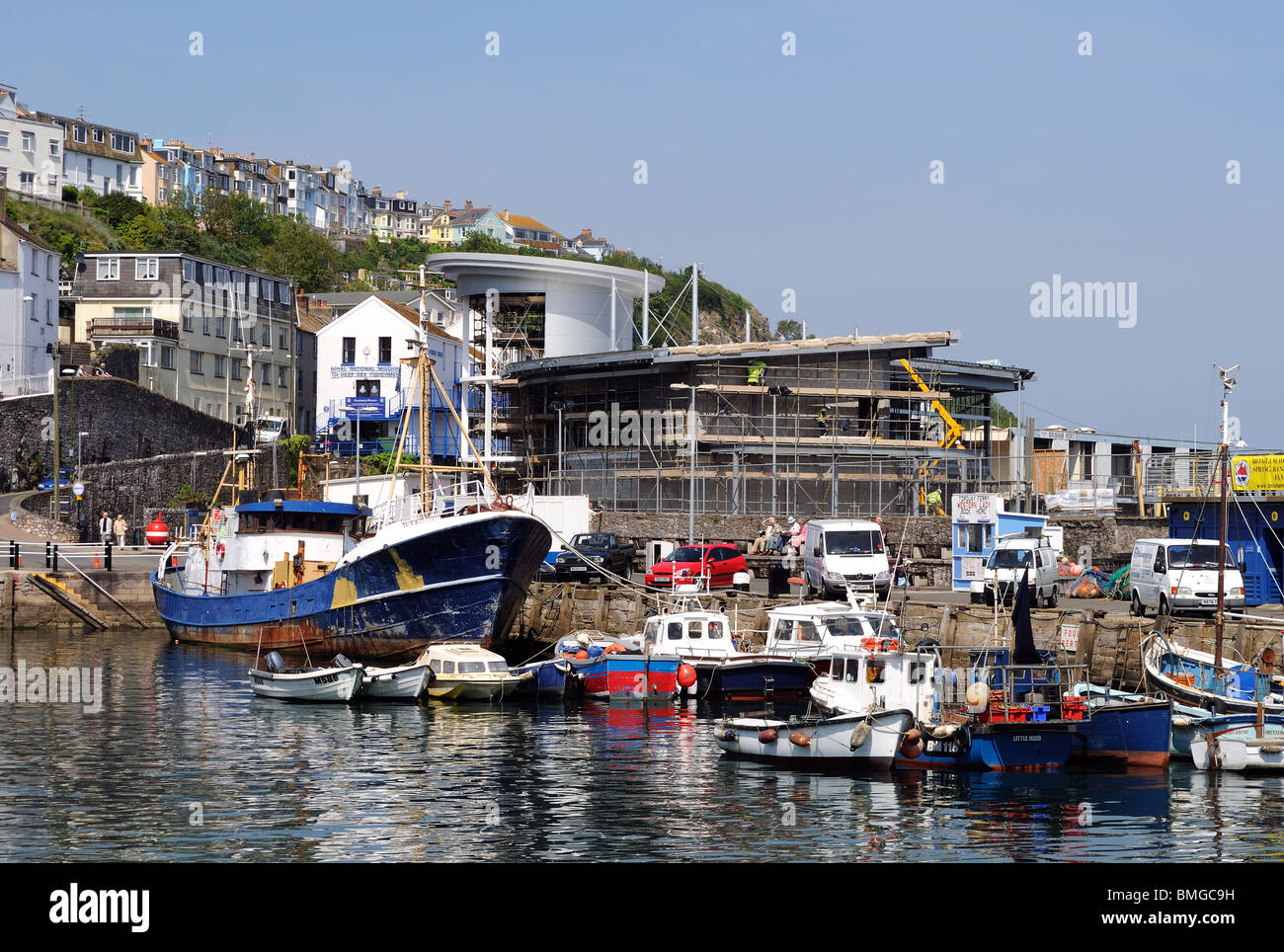 ein Trawler und kleine Fischerboote im Hafen von Brixham, Devon, uk Stockfoto