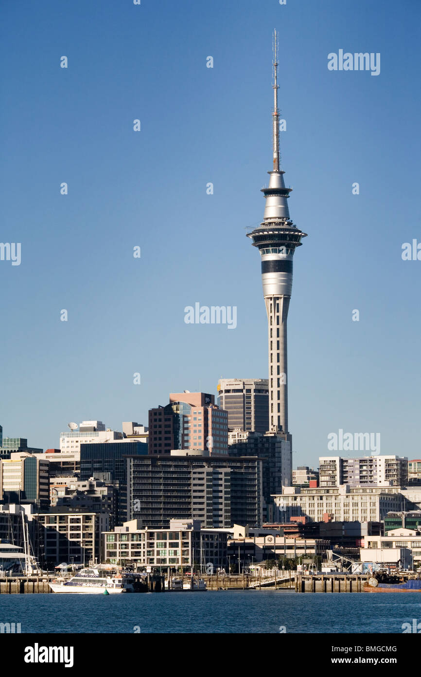 Im Waitemata Harbour, dem Fähranleger und dem Skytower auf die Rücken, Skyline von Auckland, Neuseeland Stockfoto