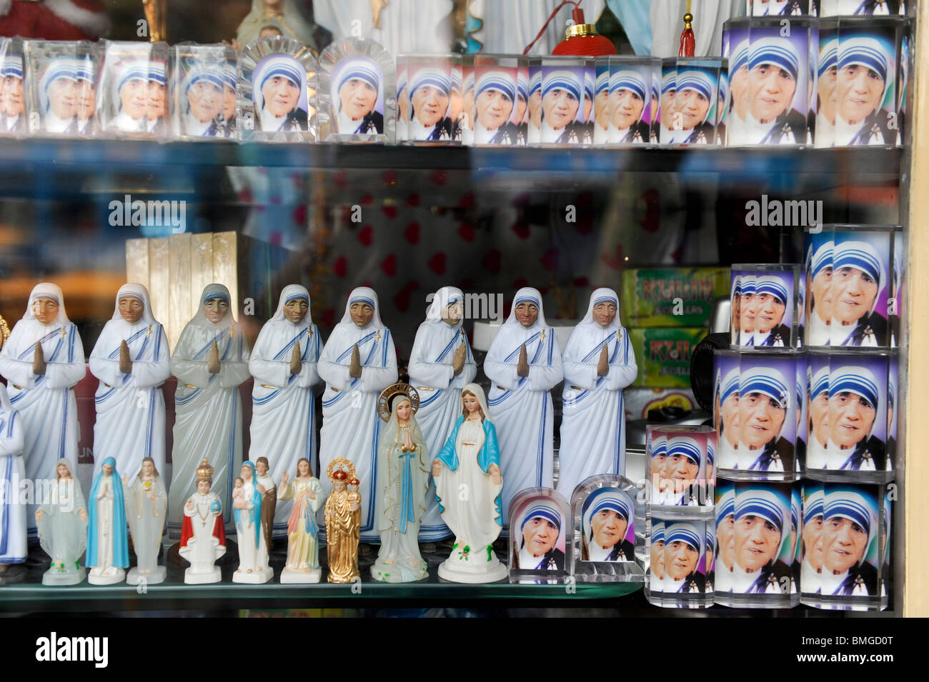 Indien Kalkutta Kalkutta, die Götzen und Bilder von Mutter Teresa im Souvenir Shop in der Nähe von Mutter Teresa Haus Stockfoto