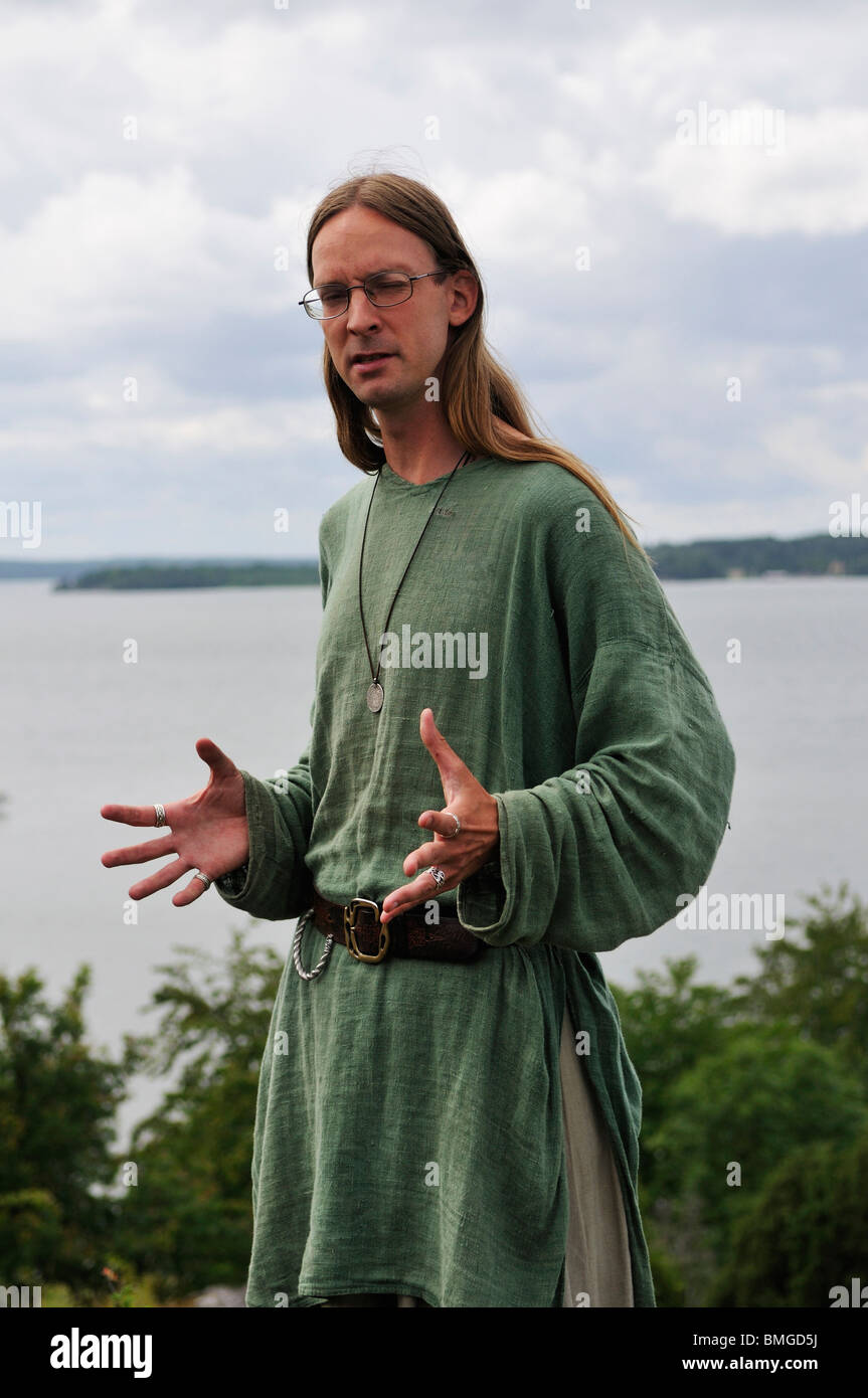 Mann in Wikinger Kostüm in der Viking Stadt Birka auf Bjoerkoe Insel, UNESCO-Welterbe, Schweden Stockfoto