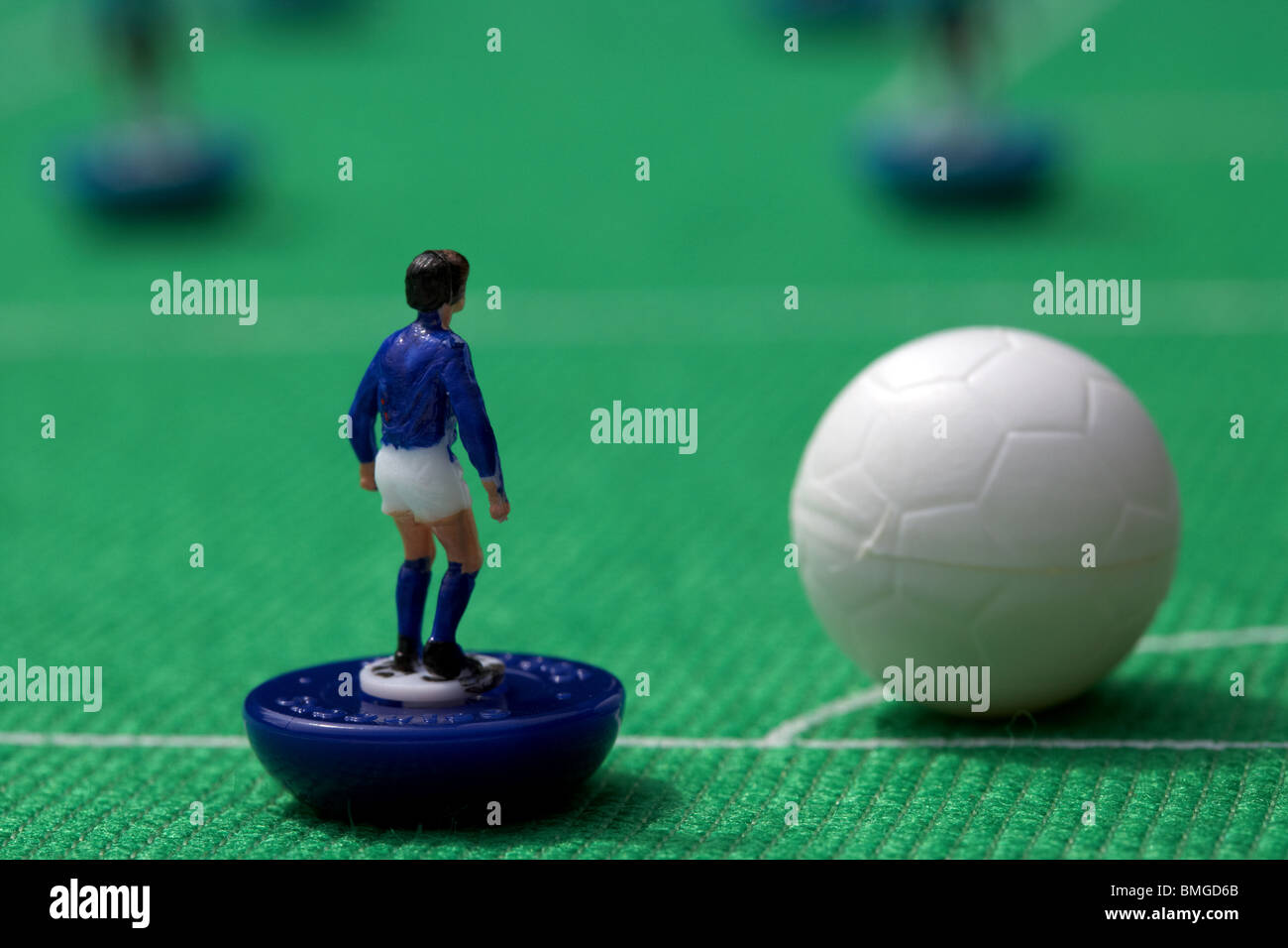 Ecke Kick Fußball Fußball-Szene Reinacted mit Subbuteo-Table-Top-Football-Spieler-Spiel Stockfoto