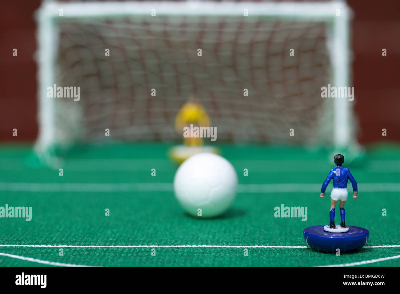 Penalty Kick Fußball Fußball-Szene Reinacted mit Subbuteo-Table-Top-Football-Spieler-Spiel Stockfoto