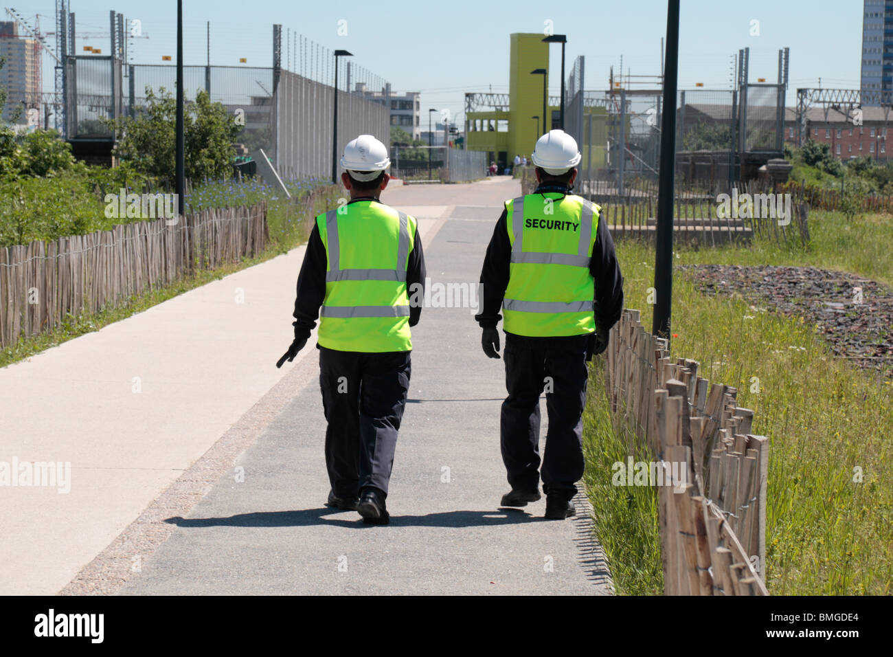 Zwei Wachleute auf der Greenway, Stratford, neben der Baustelle für die 2012 Olympischen Stadion. Jun 2010 Stockfoto