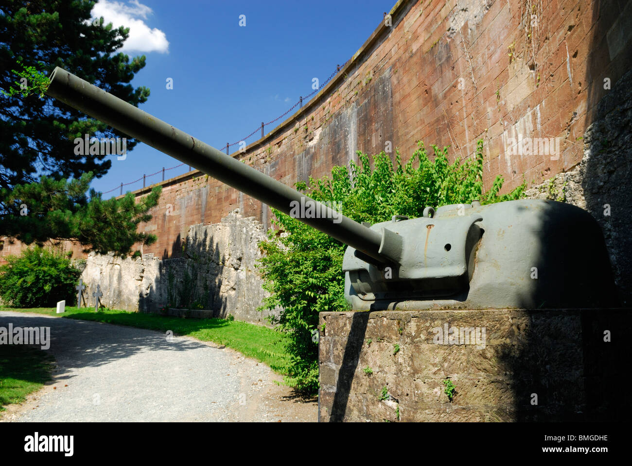Alten WWII Gun und Vaubans Festung Wand in Belfort Zitadelle. Belfort Gebiet, Region Franche Comte, Frankreich Stockfoto