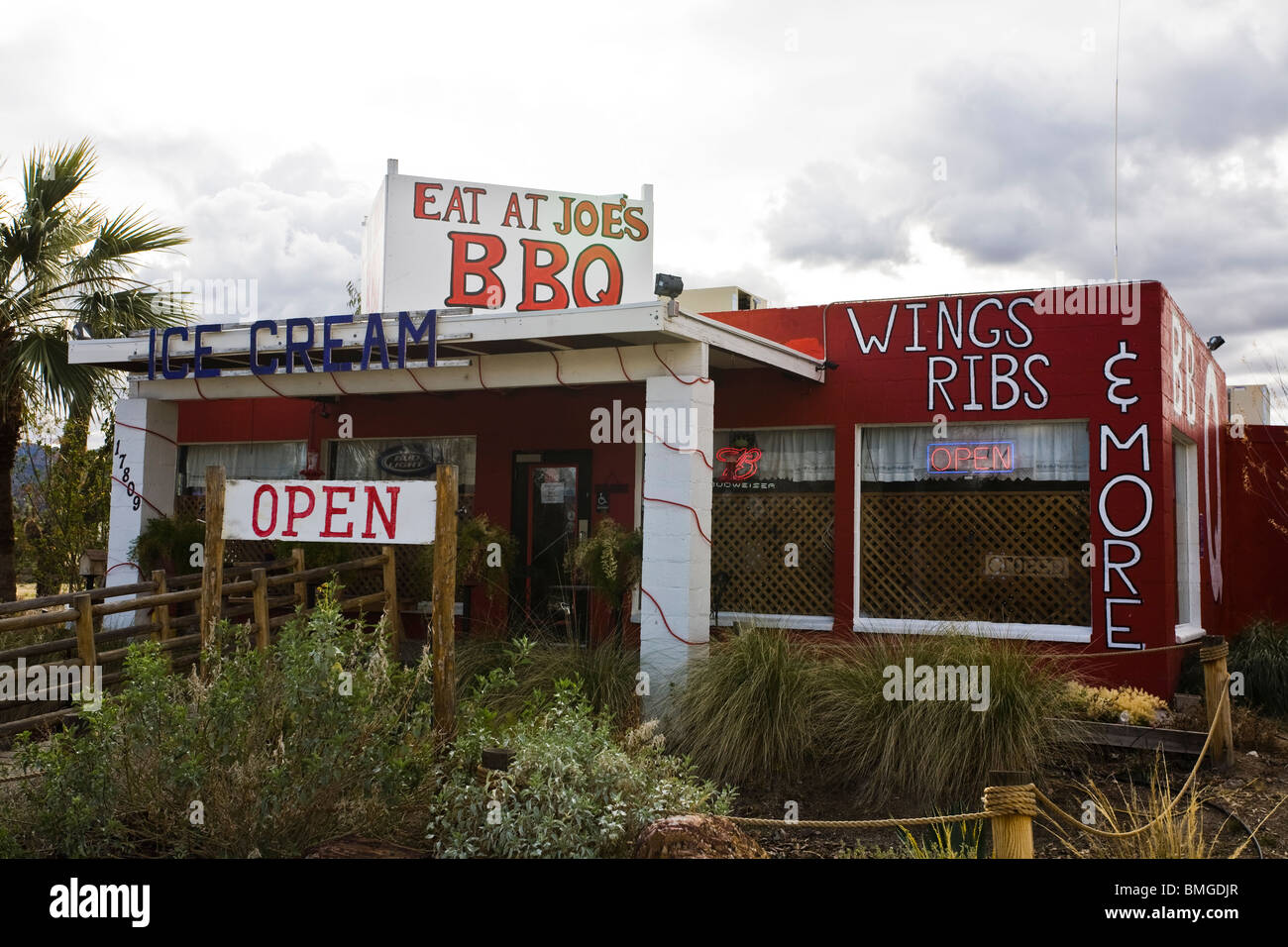 Essen Sie in Joes BBQ, Wikieup, Arizona. Stockfoto