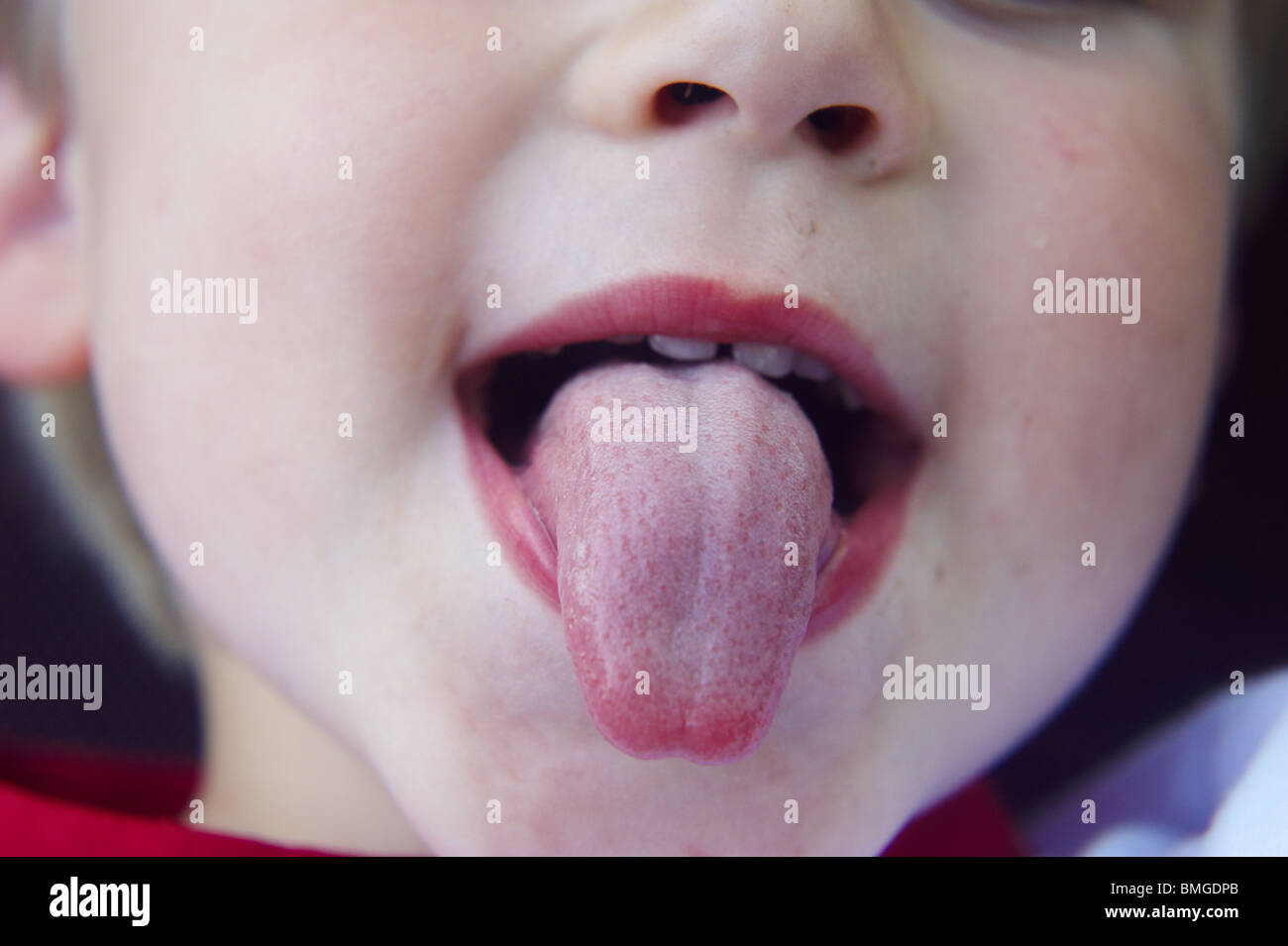 Kleinkind Jungen Poke Zunge raus Stockfotografie Alamy