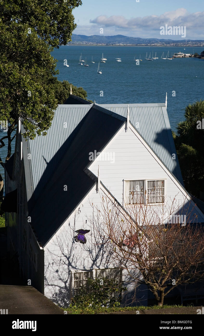 Ein aus Holz Klassiker nach Hause in Northcote Punkt mit Blick auf den Waitemata Harbour, Auckland, Neuseeland Stockfoto