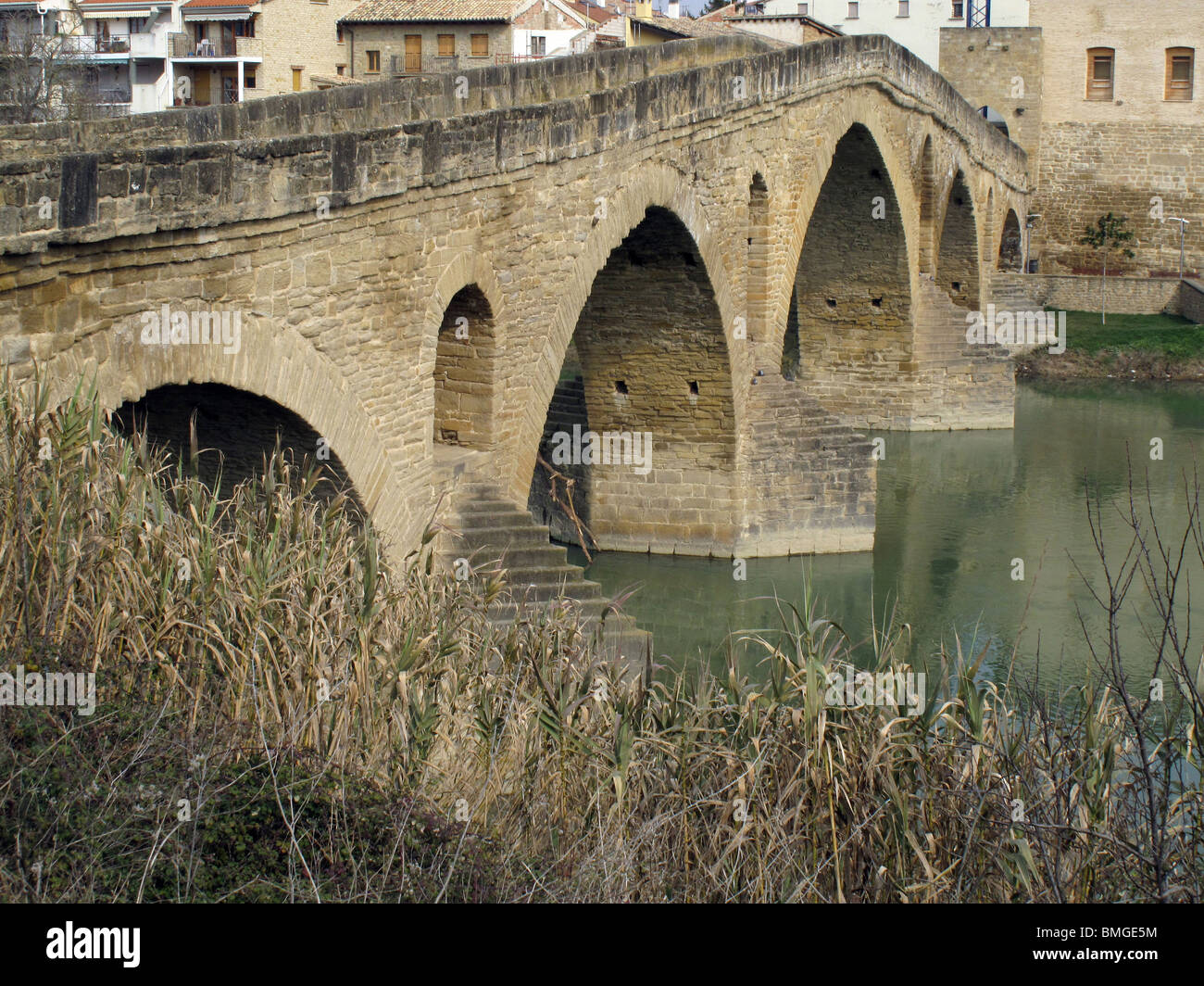Romanische Brücke von Puente La Reina über Fluss Arga. Navarra. Spanien. JAKOBSWEG. Stockfoto