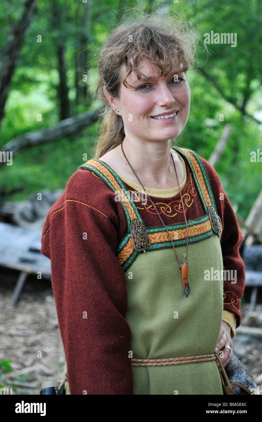 Porträt einer Frau in Wikinger Kostüm in der Viking Stadt Birka auf Bjoerkoe Insel, UNESCO-Welterbe, Schweden Stockfoto