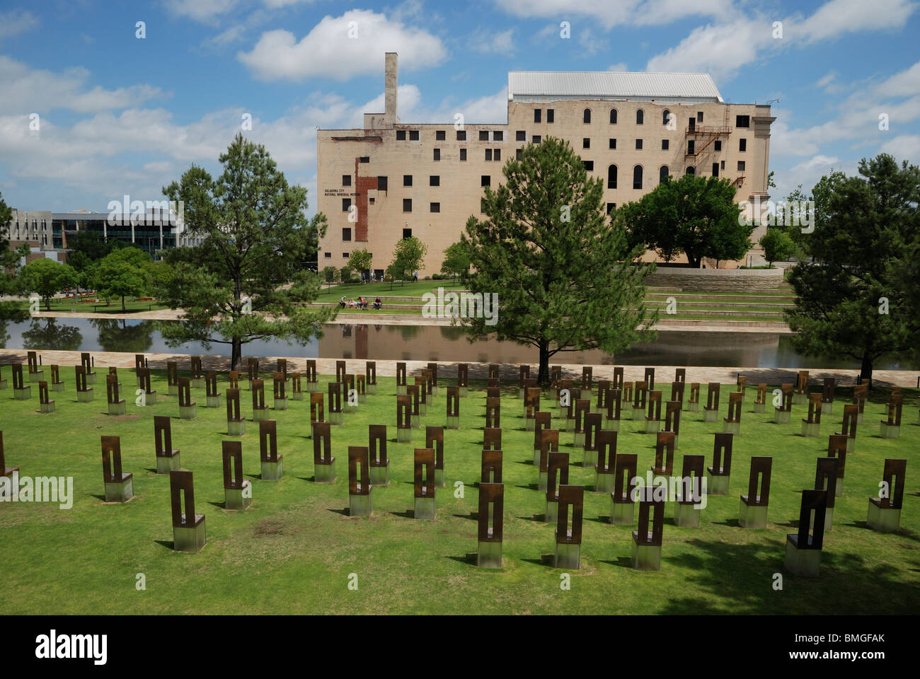 Das Feld der leeren Stühle am Oklahoma City National Memorial, USA. Stockfoto
