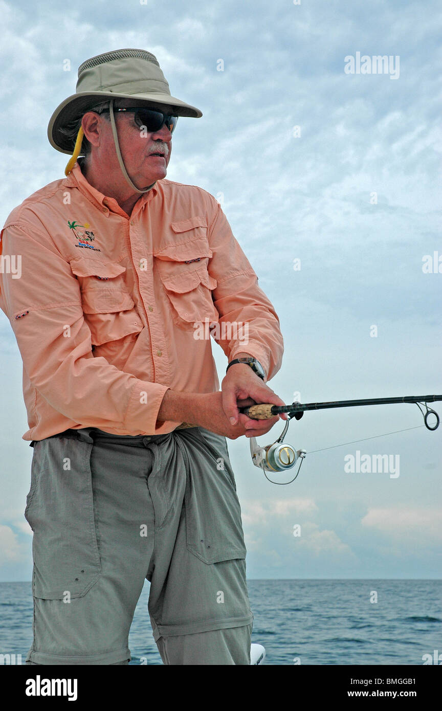 Inshore Angler Schlachten eine riesige Snook in Central Florida Atlantic Intracoastal Waterway. Stockfoto