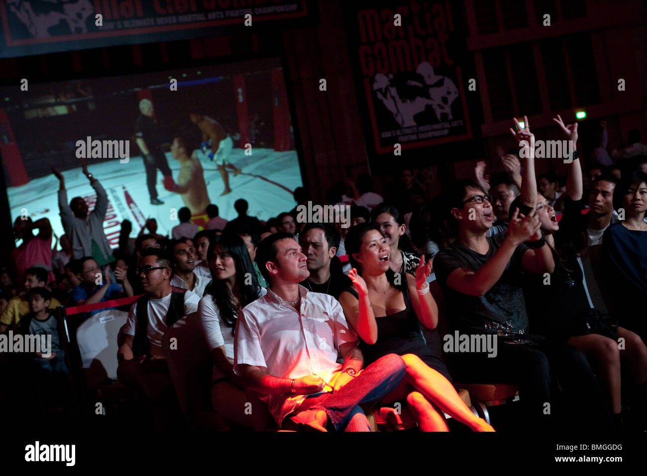 Zuschauer zu reagieren, um die Aktion während der Bekämpfung von Martial mixed Martial Arts Event im Resorts World Sentosa in Singapur Stockfoto