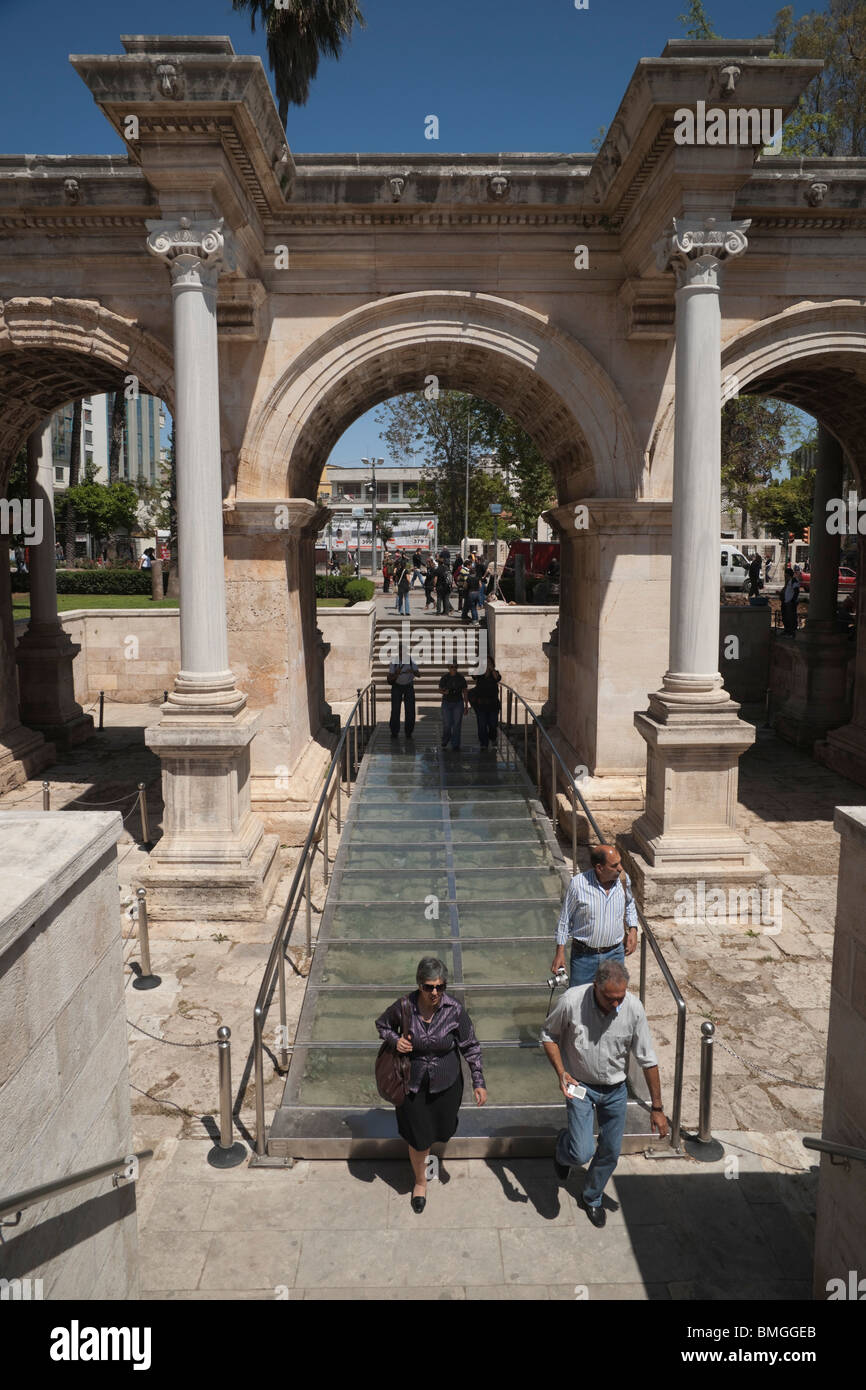Türkei Antalya - Hadrianstor - Glas Gehweg mit Ruinen der alten Straße mit Feldwegen sichtbar unter Stockfoto