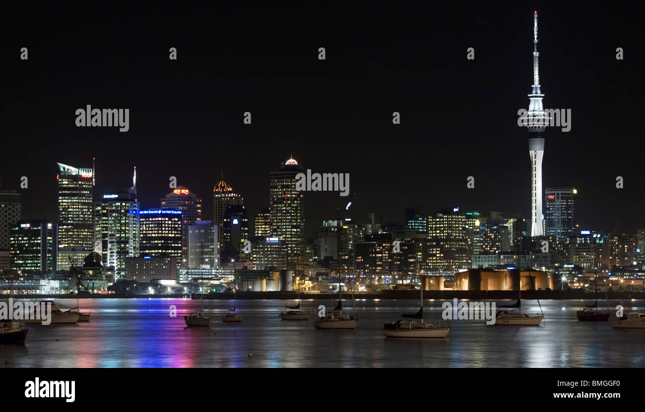 Nacht-Blick auf die beleuchtete Stadt Auckland von Northcote Punkt, Auckland, Neuseeland Stockfoto
