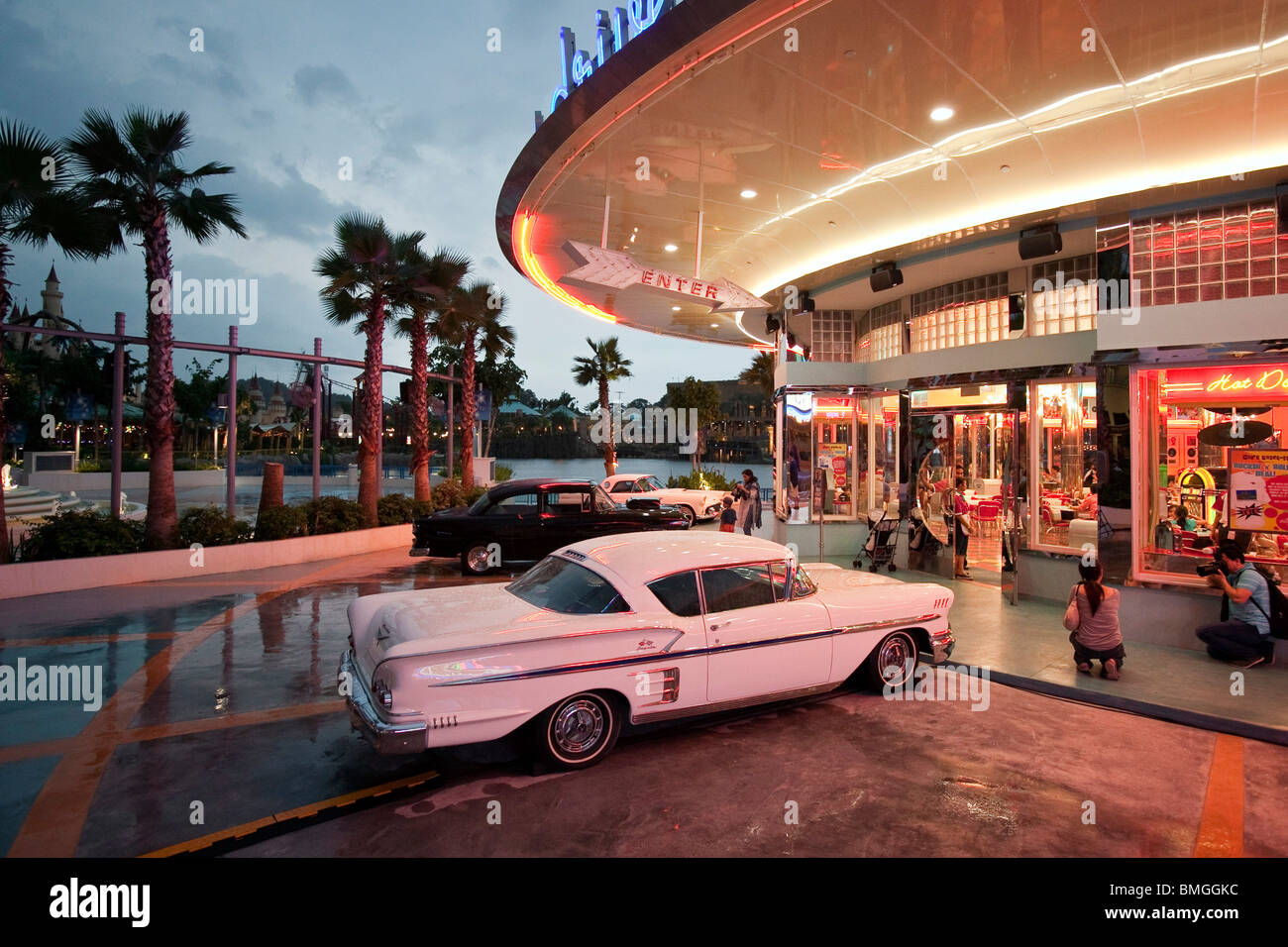 Oldtimer sind vor Mel es Drive In bei Universal Studios Singapur innerhalb von Resorts World Sentosa in Singapur geparkt. Stockfoto