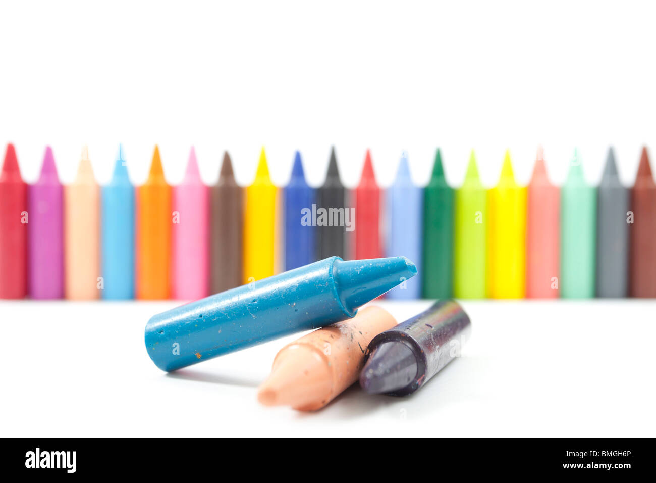 hellen farbigen Wachs Buntstiften auf weißem Hintergrund Stockfoto