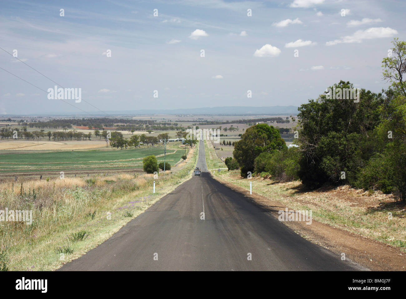 Nie endenden australischen Outback Road in der Nähe der Great Dividing Range in Queensland, Austrlalia Stockfoto