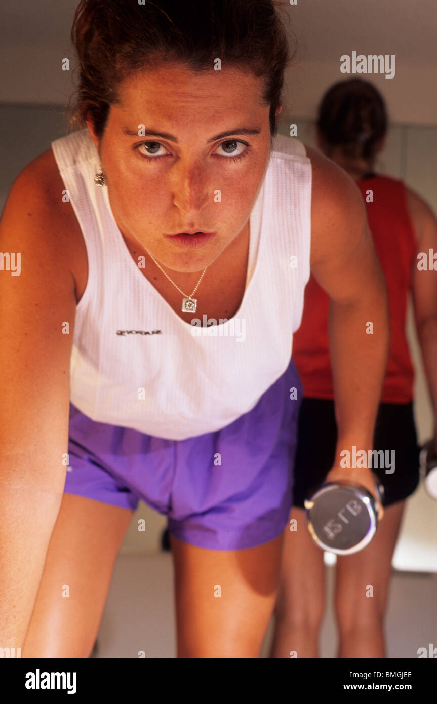 Frau Gewichte zu heben. Stockfoto