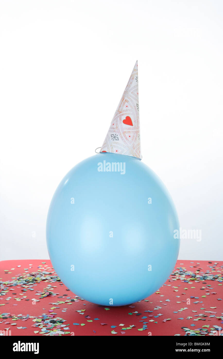 Party-Design mit Ballons, Crest und Konfetti. Stockfoto