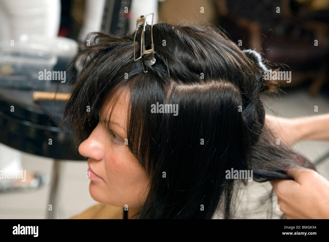 Frau bekommen ihre Haare gestylt Stockfoto