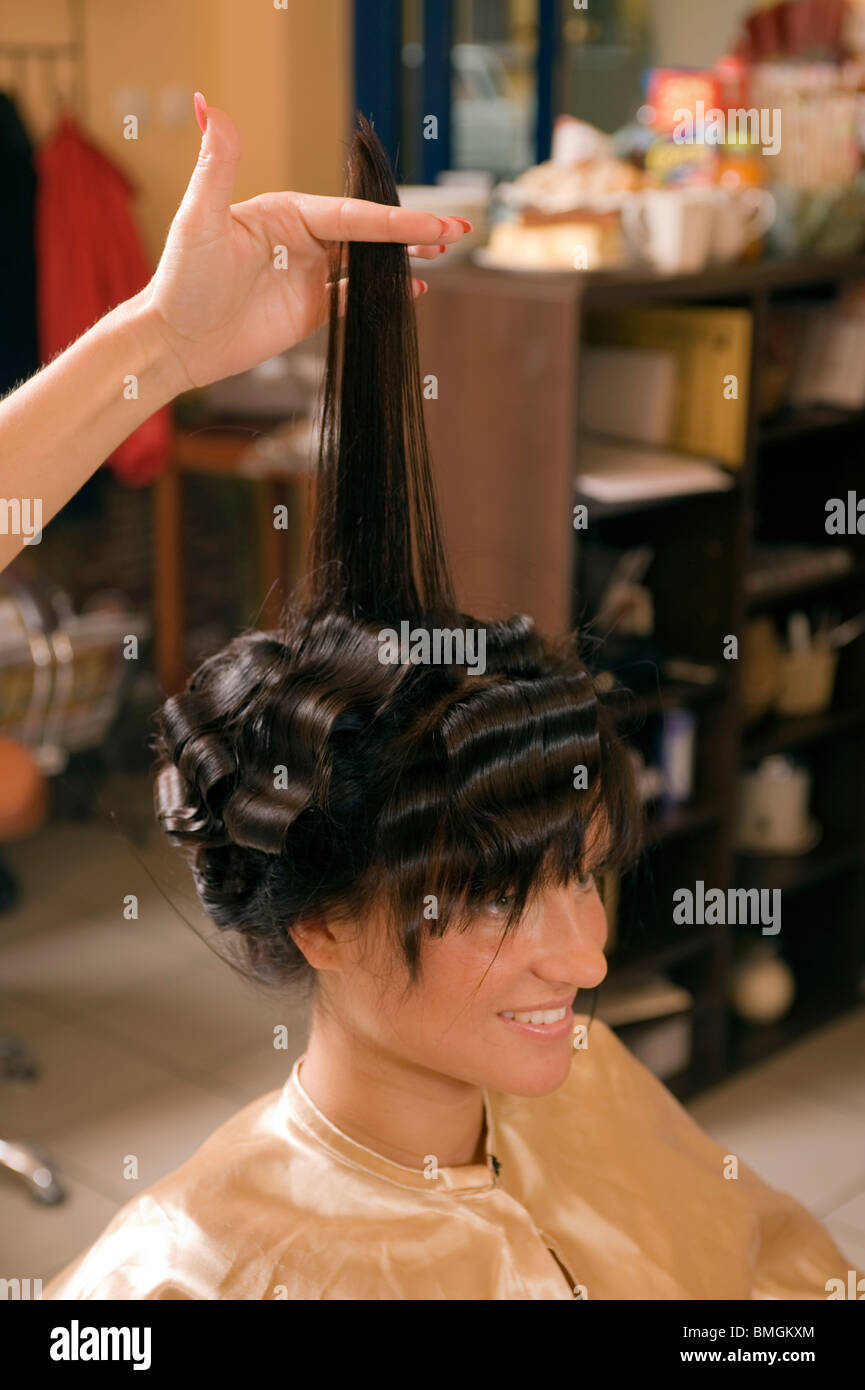 Frau bekommen ihre Haare gestylt Stockfoto