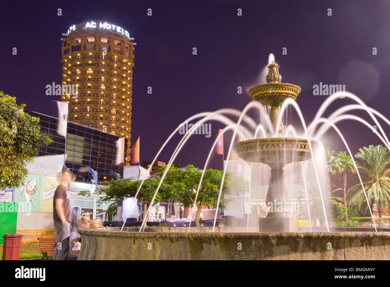 Brunnen im Park Santa Catalina in Las Palmas de Gran Canaria mit einem großen Hotel im Hintergrund Stockfoto