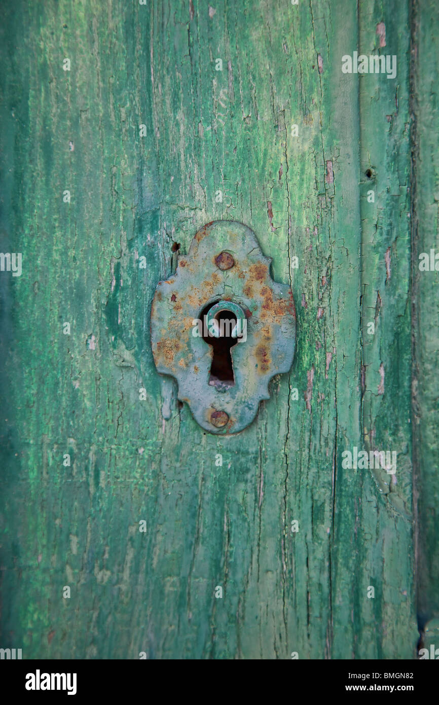Rustikale Türschloss an einer verblichenen blauen Tür Stockfotografie -  Alamy