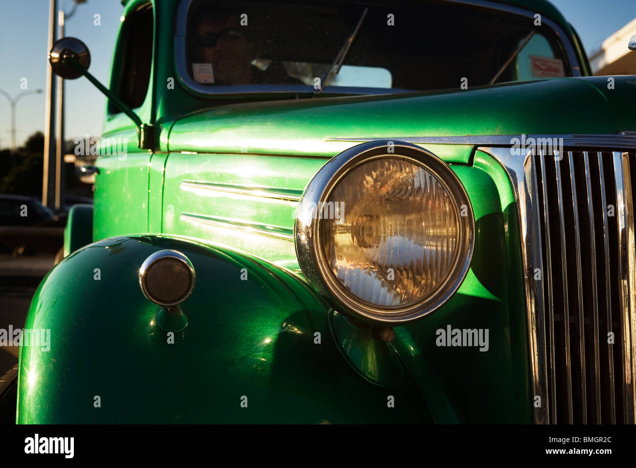 Ein grün 50er Ford LKW Motorhaube und Scheinwerfer Detail, Auckland, Neuseeland Stockfoto