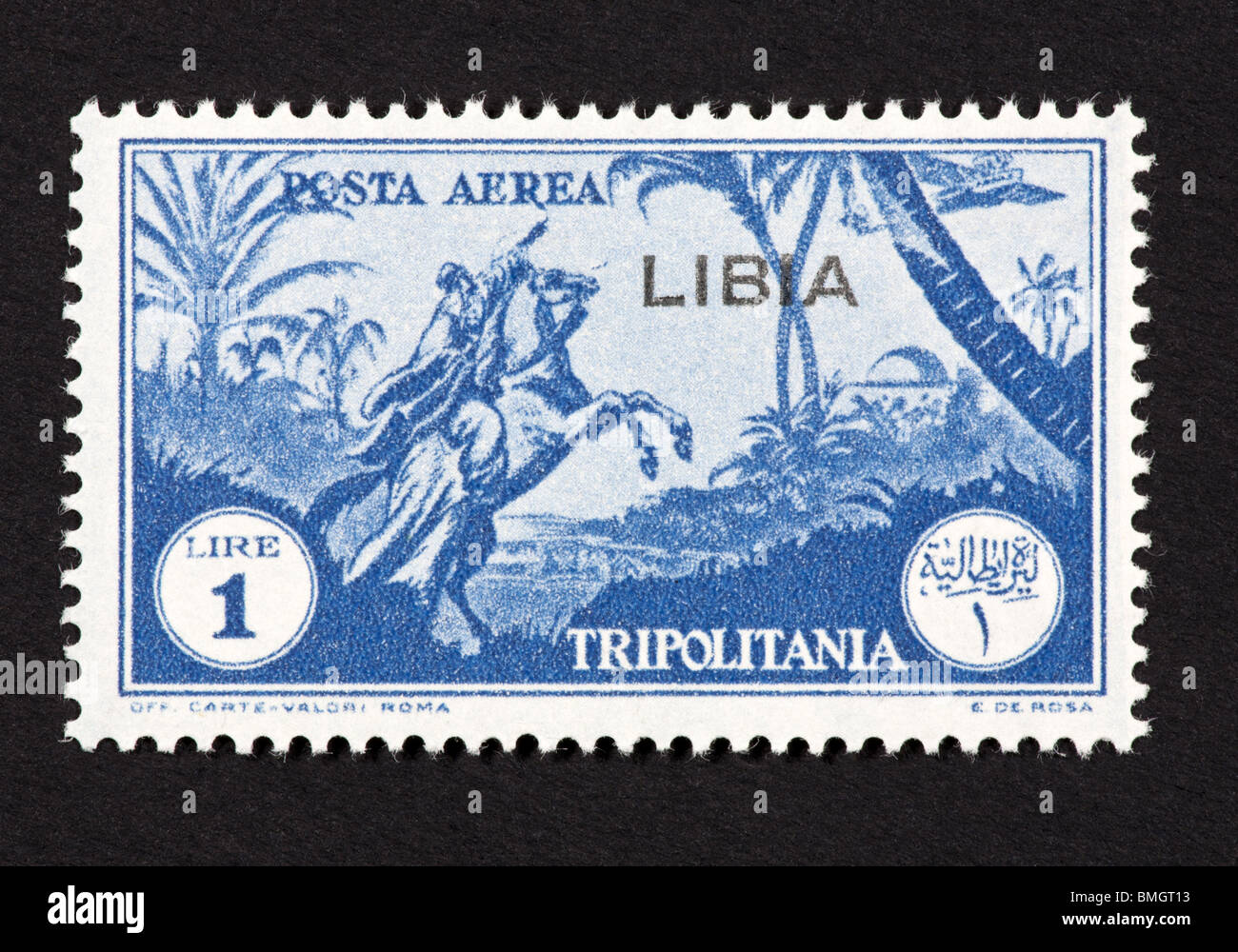 Überdruckte Briefmarke aus Tripolitanien Darstellung Reiter zeigte auf ein Flugzeug für den Einsatz in Libyen Stockfoto