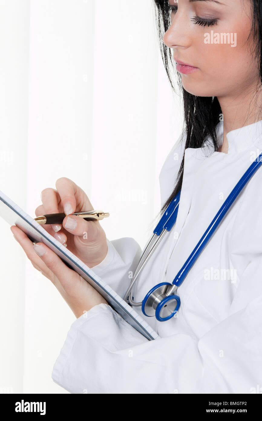 Arzt bei der Diagnose im Krankenhaus und Krankenakte Stockfotografie Alamy